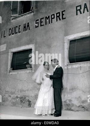 Juin 06, 1962 - Fernandel le célèbre acteur français revient à l'Italien écrans, après ses aventures dans la série de ''Bon'' Don Beppones Comilo avec un nouveau film ''Avanticon la Musica'' (rendez-le avec de la musique) sur laquelle il aura comme partenaire l'acteur italien Gino Cervi le célèbre ''Peppone'' et pour la première fois sa sur Frank Gerard connu comme Frank Contandin. Dans le film, deux acteurs seront rivaux, l'un du parti fasciste (Gino Cervi) et de sur leurs (Fernande) appartenait à parti communiste. Ce qui se passe. Banque D'Images