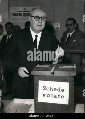 Juin 06, 1962 - Jour de l'élection de jours à Rome ! : Le mauvais temps a diminué l'aff, de politiques, littéraires, et cinéma personnes connues, les cameramen espoir de les attraper dans le moment le plus important, lorsque le vote est mis dans les urnes Photo montre vote. député. Giuseppe Saragat leader du PSDI, (Parti Socialiste démocratique italien) Banque D'Images