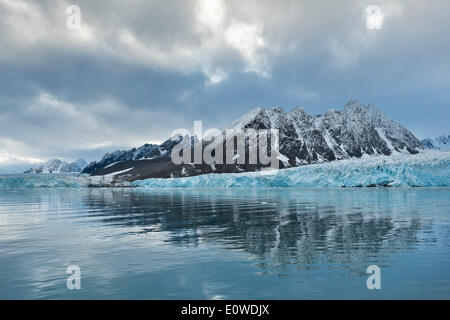 La réflexion, montagnes et glaciers, Liefdefjorden Monacobreen fjord, Spitsbergen, Svalbard, îles Svalbard et Jan Mayen Banque D'Images