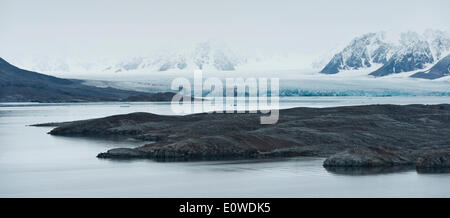 Plage, montagnes et glaciers Monacobreen dans le brouillard, Liefdefjorden fjord, Spitsbergen, Svalbard Islands Banque D'Images