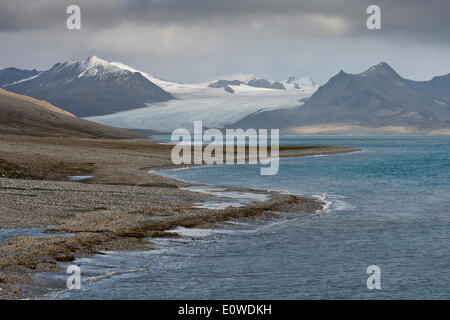 Montagnes et bay, Trygghamna, Isfjorden, Spitsbergen, Svalbard, îles Svalbard et Jan Mayen (Norvège) Banque D'Images