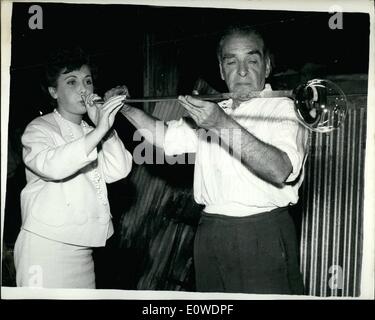 Juin 06, 1962 - soufflage de verre de sa propre photo montre :- 18 ans Eileen Wilkinson de Harrow, tente de souffleurs de verre à la main, aidé par maître artisan Frank Hill, 59 ans, lorsqu'elle a visité l'usine de verre Wealdstone Whitefriars, la célèbre firme fondée en 1680. Banque D'Images