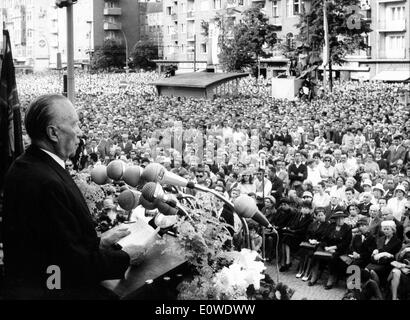 Dr. Konrad Adenauer parle au jour de l'unité à Berlin Banque D'Images