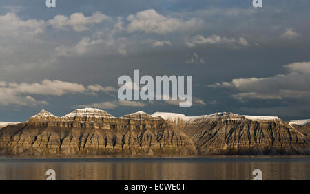 Fjord, montagnes escarpées, Isfjorden, Spitsbergen, Svalbard, îles Svalbard et Jan Mayen (Norvège) Banque D'Images