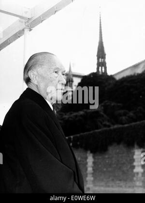 Dr. Konrad Adenauer arrive par bateau à Paris Banque D'Images