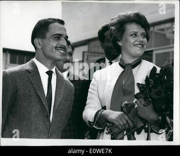 Juillet 07, 1962 - Le Roi Hussein & Toni arriver : Photo montre : Le Roi Hussein de Jordanie et son épouse britannique, ex-téléphoniste Ipswich Toni Gardner sont photographié à Lydd aéroport aujourd'hui après leur arrivée. Le couple séjournez dans une suite de grand standing at The Dorchester. C'est leur premier voyage à l'étranger ensemble- '' un coup de miel retardée'' - depuis leur mariage. Banque D'Images