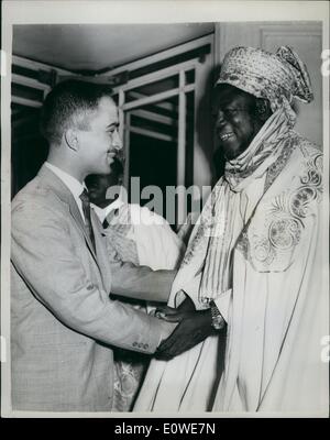 Juillet 07, 1962 - Le Roi Hussein répond à la première de le nord du Nigéria sur les marches de l'Hôtel Dorchester : Le Roi Hussein de Jordanie a été accueilli par Alhaji Sir Ahmadu Bello, Premier Ministre du nord du Nigeria sur les marches de l'Hôtel Dorchester aujourd'hui que le roi Hussein était de quitter l'hôtel pour le déjeuner avec la reine et le prince Philip à Buckingham Palace. Le premier ministre est ici sur une visite de neuf jours. La photo montre le Roi Hussein est accueilli par Alhaji Sir Ahmadu Bello, le premier ministre du nord du Nigeria sur les marches de l'Hôtel Dorchester aujourd'hui. Banque D'Images