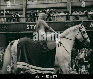 Juillet 07, 1962 - Lady Godiva rides again dans les rues de Coventry : mémoires Transparent porté sous ses longues tresses étaient tous que les aires protégées 31 ans Joyce Parker de le regard des milliers de voyeurs lorsque que Lady Godiva elle montait un cheval blanc dans les rues de Coventry pendant le carnaval de la ville hier. Mme Parker a un fils et son mari est ex-leader de l'escadron-George Parker, qui était directeur de l'intendance chrétienne dans le diocèse de Coventry Banque D'Images