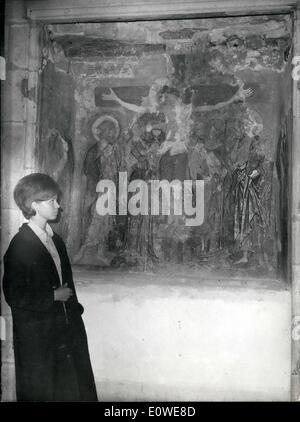 Juillet 07, 1962 - Début de la fresque de la crucifixion gothique a été découvert dans une église de Cologne. Récemment, une fresque de la crucifixion gothique précoce a été découvert sur le nord du mur du chœur dans l'église St Kunibert à Cologne. Cette peinture à fresque est d'environ 500 ans et était caché derrière un placard mural. Banque D'Images