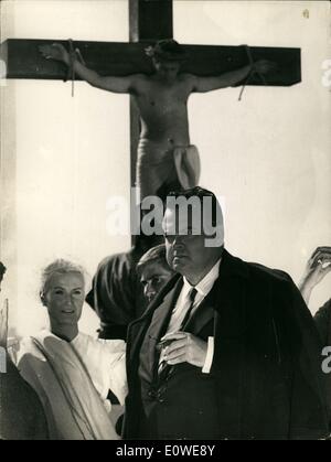 10 octobre 1962 - Orson Wells Le directeur américain célèbre, va devenir acteur dans ''Ropopag'' un écran d'origine jouent dans ce qui sera la vedette certains parmi les plus célèbres acteurs italiens et étrangers, Orson Welles sera réalisé par l'écrivain italien Pier Paglo Pasolini, l'un des plus discuté de personnage d'intellectualisme période. Dans ''Rogopag'' Orson Welles aura le rôle d'un extra dans un film historique-biblique.Photo montre un contexte particulier sur le tournage du film : le ''big'' de l'international film Orson Welles avant une table et derrière lui un homme crucifié ! Banque D'Images
