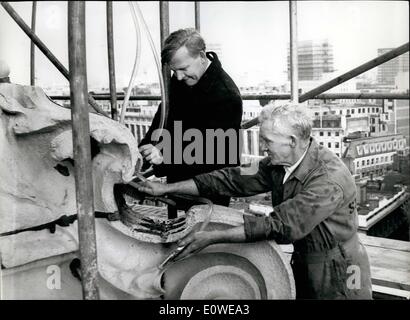 10 octobre 1962 - Début des travaux sur le nettoyage de St. Paul's : l'énorme travail de nettoyage de la Cathédrale St Paul, pour la première fois en 250 Banque D'Images