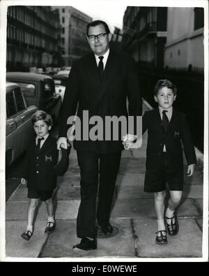 10 octobre 1962 - Le Chancelier promenades ses enfants à l'école. : Chancelier de l'Échiquier M. Reginald Maudling vu pendant qu'il marche à son domicile à Chester Street, Belgravia ce matin en tenant ses deux enfants William (5) sur le côté gauche et Edward (7) à l'école. Banque D'Images