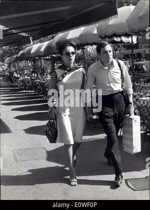 08 août, 1962 - Joan Collins l'actrice anglaise, qui a été invité à Rome pour plusieurs fois, revenir à notre ville avec un nouveau fiancé, un directeur de qui le nom est inconnu. Ici le couple vu dans la via Veneto, la marche dans la rue ensoleillée, au cours de l'heure du déjeuner. Banque D'Images