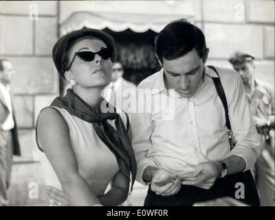 08 août, 1962 - Rome, 8 août 1962- Joan Collins l'actrice anglaise, qui a été invité à Rome pour plusieurs fois, est revenu à notre ville avec une nouvelle fiancée, un directeur de qui le nom est inconnu. Ici le couple vu dans Voneto via, réveillant dans la rue ensoleillée, au cours de l'heure du déjeuner. Banque D'Images