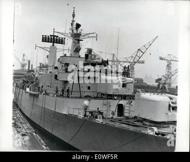 10 octobre 1962 - premier destroyer lance-missiles EST PRESQUE TERMINÉE : la Royal Navy's premier anti-navire entièrement atomique,le super destroyer HMS Banque D'Images