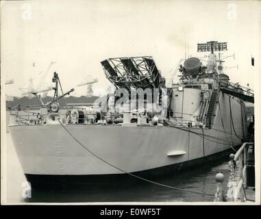 10 octobre 1962 - premier destroyer lance-missiles est presque terminée : la Royal Navy's premier anti-navire entièrement atomique, le super destroyer HMS Devonshire, est à Birkenhead après avoir subi de nombreux essais dans les eaux côtières. Devonshire, 5 000 tonnes, porte Seaslug Seacat et anti-aircraft missile guidé de l'équipement. Elle sera mise en service le mois prochain. Photo montre : La storn du navire, montrant une rampe de lancement avec un missile Seaslug rrady pour le lancement. Banque D'Images