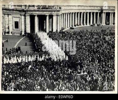 11 octobre 1962 - Ouverture du Concile Vatican II ; les photos : photo montre la procession aujourd'hui qui passe de la palais du Vatican sur la Place Saint-Pierre à la basilique pour l'ouverture de la conférence Œcuménique. Les évêques, en blanc, sont considérés par d'énormes foules. Banque D'Images