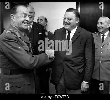 Le maréchal H. Alexander visites Allemagne Banque D'Images