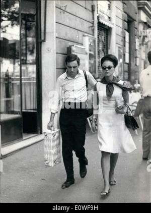 08 août, 1962 - Joan Collins l'actrice anglaise, qui a été invité à Rome pour plusieurs fois, est revenu à notre ville avec une nouvelle fiancée, un directeur de qui le nom est inconnu . Ici le couple vu dans la via Veneto, la marche dans la rue ensoleillée, au cours de l'heure du déjeuner. Banque D'Images