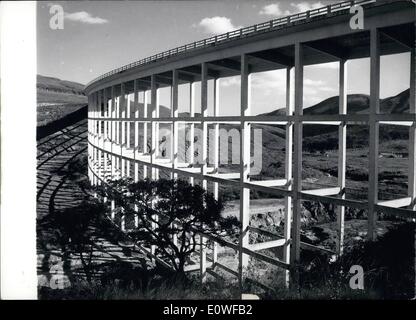 08 août, 1962 - ''La Dream-Road-Deuxième partie'' : tel est le titre d'Hans et Margrit Domnick (Domnick) continuation de leur film couleur primées par lequel ils se procurent leur impressionnant massif du continent latino-américain. Le pont sur la photo, qui comme tous les bâtiments modernes du Brésil engendré par les architectes de diverses parties du monde, témoigne de l'architecture de la prochaine fois. Banque D'Images