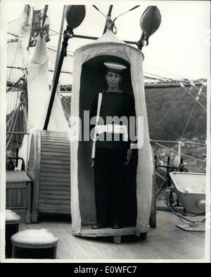 08 août, 1962 - Les Italiens ont plus grand navire à Rotterdam race : Trente-deux prendre part à la course des grands voiliers demain de Torbay à Rotterdam. La plus grande entrée est le 4 083 tonne full rigged Amerigo Vespucci, qui a un équipage de 550. La course devrait se terminer le jeudi. Photo montre une sentry italien monte la garde dans son roman toile guérite sur l'Amerigo Vespucci. Banque D'Images