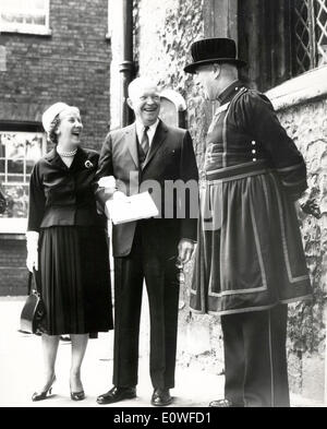 Le président Eisenhower et mamie visiter Londres Tower Banque D'Images