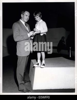 29 octobre 1962 - L'écran cicatrice Henry Fonda est illustré en donnant à l'autographe Judy O'Grady,7, avant d'embarquer à bord d'un Superjet TWA à Londres. Il va passer une semaine dans la capitale britannique et 5 jours à Paris, à ateend ouvertures de son dernier  version,'' la conquête de l'Ouest. Banque D'Images