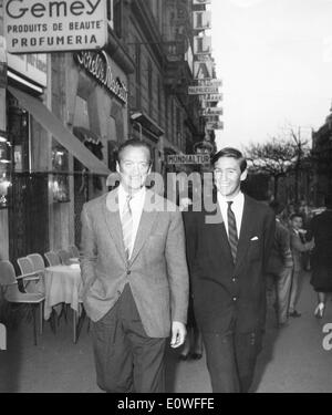 L'acteur David Niven, lors d'une promenade à Rome avec son fils David Jr. Banque D'Images