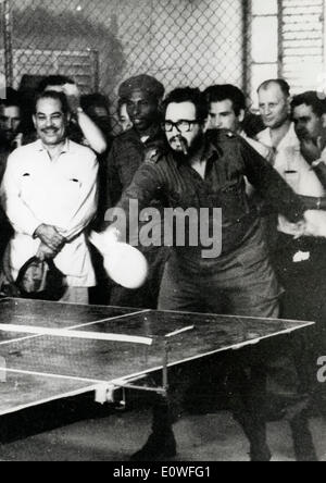 Fidel Castro révolutionnaire cubain jouer au ping-pong Banque D'Images