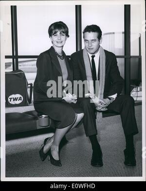 11 novembre 1962 - Joanne Woodward et son mari, Paul Newman se préparent à bord d'un Superjet TWA pour Los Angeles, en Californie, où ils vont commencer à travailler sur un nouveau film intitulé Somantha, dans lequel les deux seront les interprètes. Banque D'Images