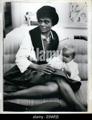 16 août 1962 - 16-8-62 Magnifique, magnifique Eartha. Copenhague est représenté à la chanteuse sombre d'Eartha Kitt avec sa blonde fille d'un an de son mariage avec William McDonald. Eartha est arrivé à apparaître dans le célèbre les jardins de Tivoli en août et septembre. Banque D'Images