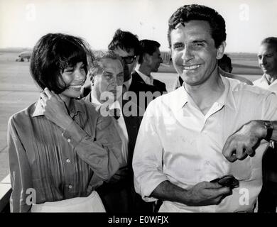 Singer Gilbert Bécaud et sa fiancée Janette Woolcat arrivent à Rome Banque D'Images