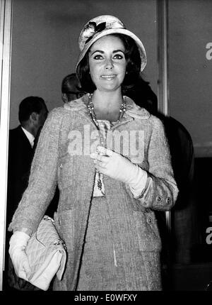 L'actrice Elizabeth Taylor arrive à Paris Banque D'Images