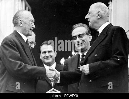 Charles de Gaulle visites Konrad Adenauer Banque D'Images