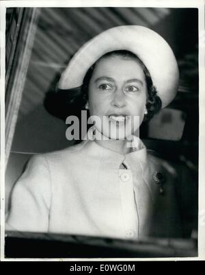 Septembre 09, 1962 - La Reine, la princesse Margaret et lord Snowdon retour à Londres : La Reine, la princesse Margaret et lord Snowdon est revenu de Baltimore à Londres ce matin. La Reine vous donnera un dîner aux premiers ministres du Commonwealth à Buckingham Palace le jeudi et reprendra ses vacances le samedi. Photo montre la reine de quitter la voiture à Euston royal pour le palais de Buckingham. Banque D'Images