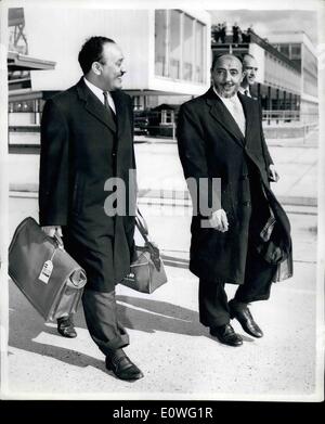 Septembre 09, 1962 - Le Prince Hassan quitte pour le Yémen : Prince Seif Al Hassan, oncle et héritier de l'assassiné l'Imam du Yémen, a quitté l'aéroport de Londres aujourd'hui pour la maison, via Beyrouth et l'Arabie Saoudite, à la tête d'un contre-coup d'État contre les rebelles. La photo montre le Prince Hassan marche jusqu'à l'aéronef avec un compagnon. Banque D'Images