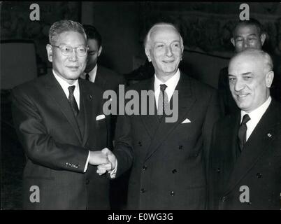 11 novembre 1962 - Roma 10 Nov 1962 - Le Président de la République italienne l'honorable Antonio Segni a reçu ce matin, le Premier Ministre japonais Hayato Ikeda. OPS : Ltor : M. H. Ikeds, Le président A. Sagui et l'honorable premier ministre italien Amintore Fanfand. Banque D'Images