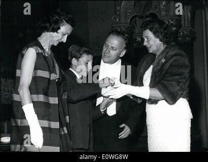 Septembre 09, 1962 - Château de Hohenzollern à Yehudi Menuhin le petit fils du célèbre violoniste Yehudi Menhuin offert lui-même comme un ''porte-sac impériale'' de l'impératrice d'Allemagne (s'il y serait encore en monarchie action) La Princesse Kira de Prusse (à droite). Lui et sa mère Diana Menuhin (à gauche) ont été les hôtes de la famille impériale au Château de Hohenzollern, où Yehudi Menuhin a donné un concert pour la ''Fondation Princesse Kira de Prusse pour les réfugiés Banque D'Images