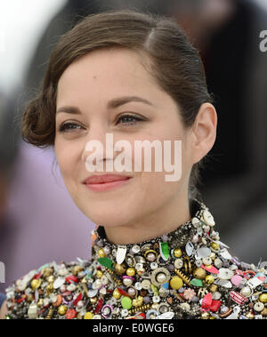 Cannes, France. 20 mai, 2014. L'actrice française Marion Cotillard pose pendant la photocall de "deux jours, une nuit" à la 67ème Festival du Film de Cannes, France, le 20 mai 2014. Le film est présenté en compétition officielle du festival qui aura lieu du 14 au 25 mai. Credit : Ye Pingfan/Xinhua/Alamy Live News Banque D'Images