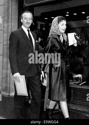 L'acteur David Niven à Rome avec son épouse Hjordis de film Banque D'Images