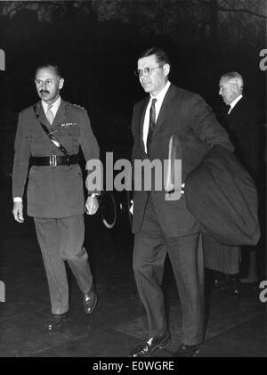 ROBERT MCNAMARA le huitième Secrétaire à la défense des États-Unis (R). Banque D'Images