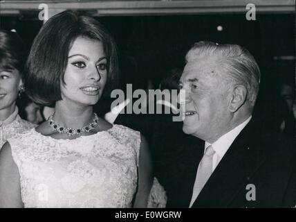 Le 12 décembre 1962 - Sophia Loren et son mari Carlo Ponti a assisté à la première de son film ''cinq milles à minuit'' la nuit dernière à Paris. Anatole Litvak réalisé le film. Tony Perkins est Loren's co-star. Exposition de verre à Essen. Banque D'Images