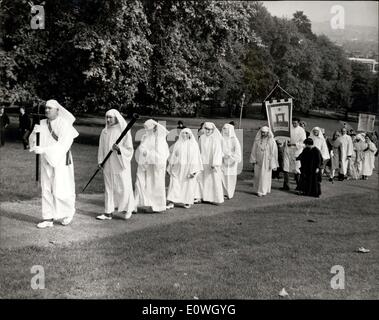 Septembre 23, 1962 - druides observer l'Équinoxe CÉRÉMONIE SUR PRIMROSE HILL : l'assemblée générale annuelle des membres et amis de l'ordre druidique (A.D.U.B.) s'est tenue aujourd'hui à Primrose Hill, Regent's Park, Londres, à observer l'Équinoxe d'automne. Photo montre. La procession de druides et les amis se déplacer jusqu'à la colline de l'ancienne cérémonie aujourd'hui. Banque D'Images