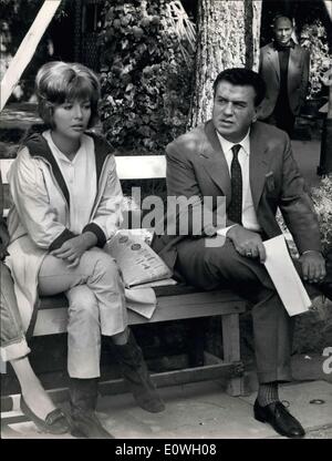 Septembre 26, 1962 - Annette Stroyberg la charmante actrice danoise ancienne épouse de Roger Vadim et réellement fiancée de l'acteur italien Vittorio Gasmann semble avoir réussi à l'écran ; l'Italien blonde Annette est au moment du tournage de ''Zinker mania'' togetaher avec l'un de nos meilleur acteur GINO CERVI ; ici photographié à Annotte Cinacitta pendant un reste de manger un sandwich Banque D'Images