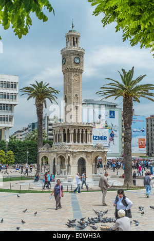 La célèbre tour de l'horloge au Konak Square dans le district de Konak Izmir, Turquie. Banque D'Images