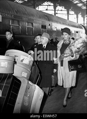 Actrice Sophia Loren arrive à Paris avec son mari Carlo Ponti Banque D'Images