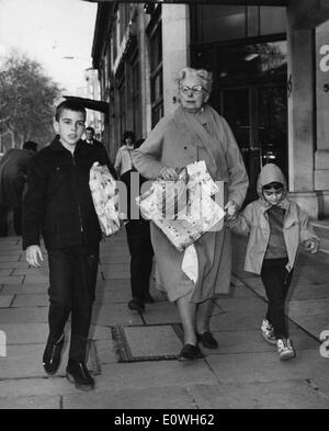 18 déc., 1962 - Londres, Angleterre, Royaume-Uni - Les enfants de l'Académie l'actrice Elizabeth Taylor (1932-2011), Michael Wilding, JR. et LIZA TODD aller sur une séance de magasinage avec leur infirmière pendant les vacances de Noël. Banque D'Images