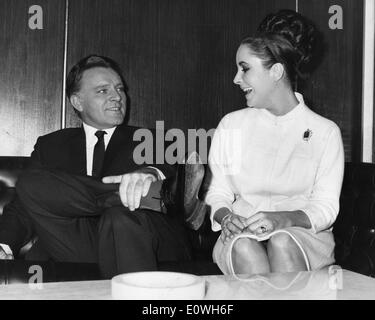 20 déc., 1962 - Londres, Angleterre, Royaume-Uni - Académie l'actrice ELIZABETH TAYLOR 1932-2011 co-vedette avec son cinquième hus Banque D'Images