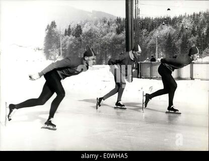 Le 23 janvier 1963 - à Inzell/Bavière l'équipe de ice-porteur de la Suède est la formation pour les Jeux Olympiques d'hiver à Innsbruck. Sur la photo, de gauche à droite : Ivar Nilsson, formateur Lars Erik Strom et Champion du Monde Johnny Nilsson à Inzell. Banque D'Images