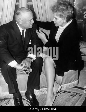 L'actrice Kim Novak lors d'une conférence de presse pour "de servitude humaine' Banque D'Images